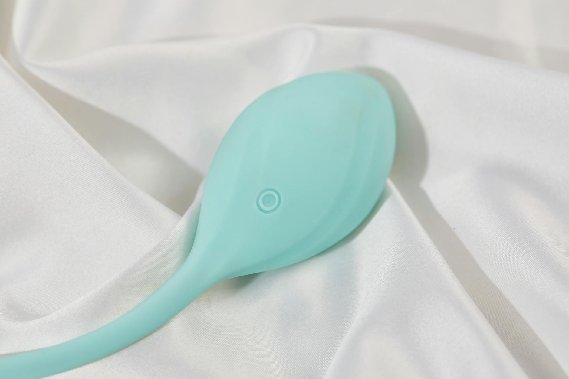 Ein eleganter Lemon-Vibrator auf weicher Seide, symbolisiert Lust und Selbstpflege für Frauen über 50